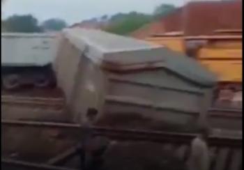 Gerbong Kereta Api Berserakan, Jalur Kereta Lampung-Prabumulih Terganggu